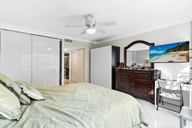 Building Photo - 3850 Galt Ocean Dr