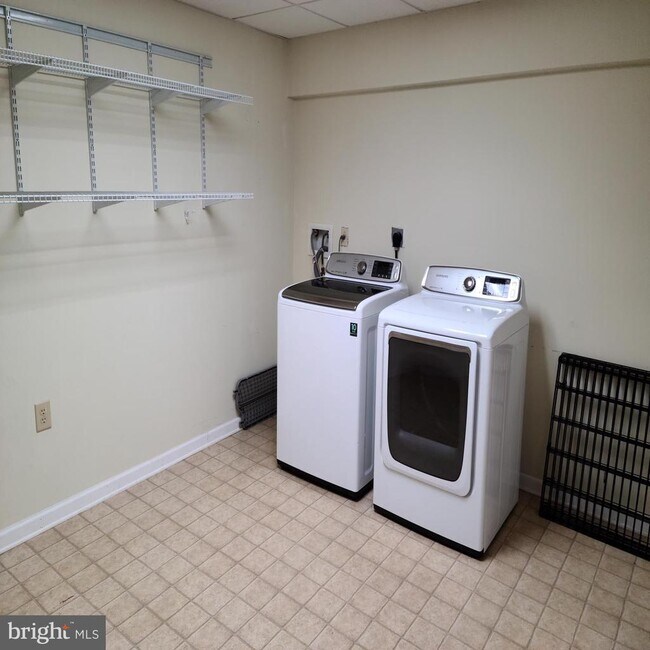 Building Photo - 135 Hill Valley Dr