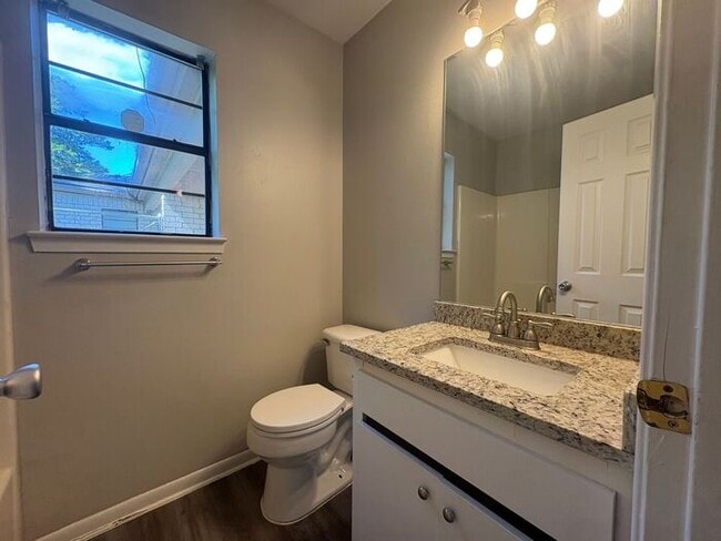 Building Photo - Available Now! 3 bedroom charming duplex!