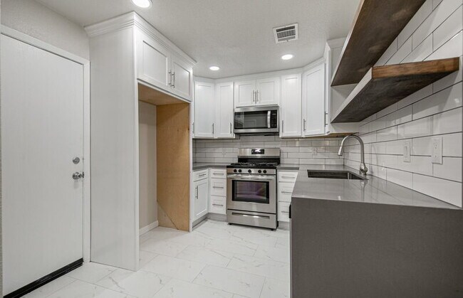 Building Photo - 9223 Ridgeland St