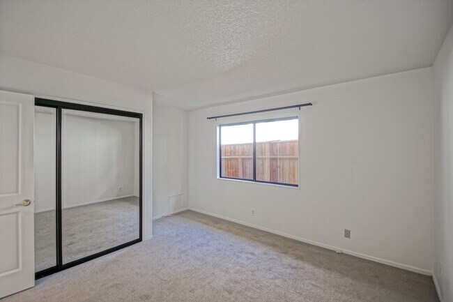 Building Photo - VERY BRIGHT & AIRY, 2050 SQ FT HOME W/ TON...