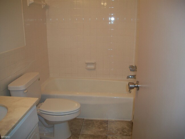 Building Photo - 2 br, 1 bath Apartment - Village Square