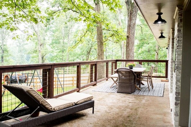 Building Photo - 728 S McCollum Dr