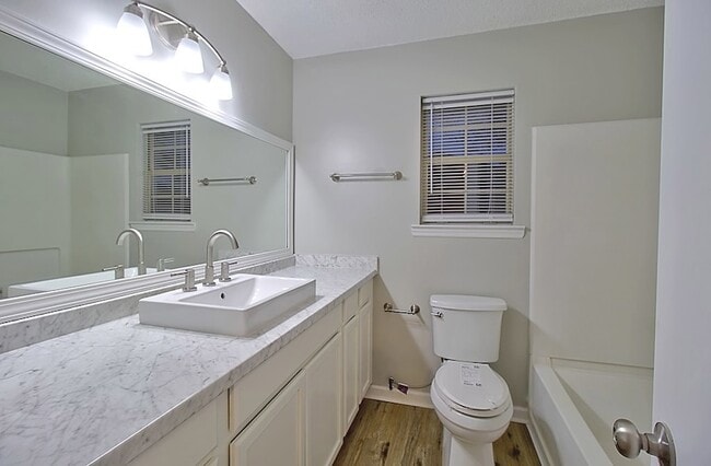 Building Photo - 705 Edgewood Ct