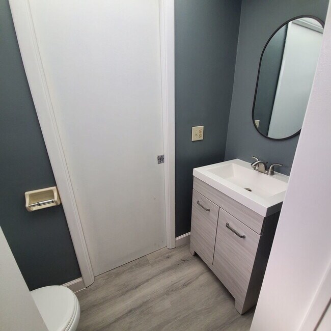 Building Photo - Duplex with 2bedrooms & another room that could be 3rd bedroom or office den space.