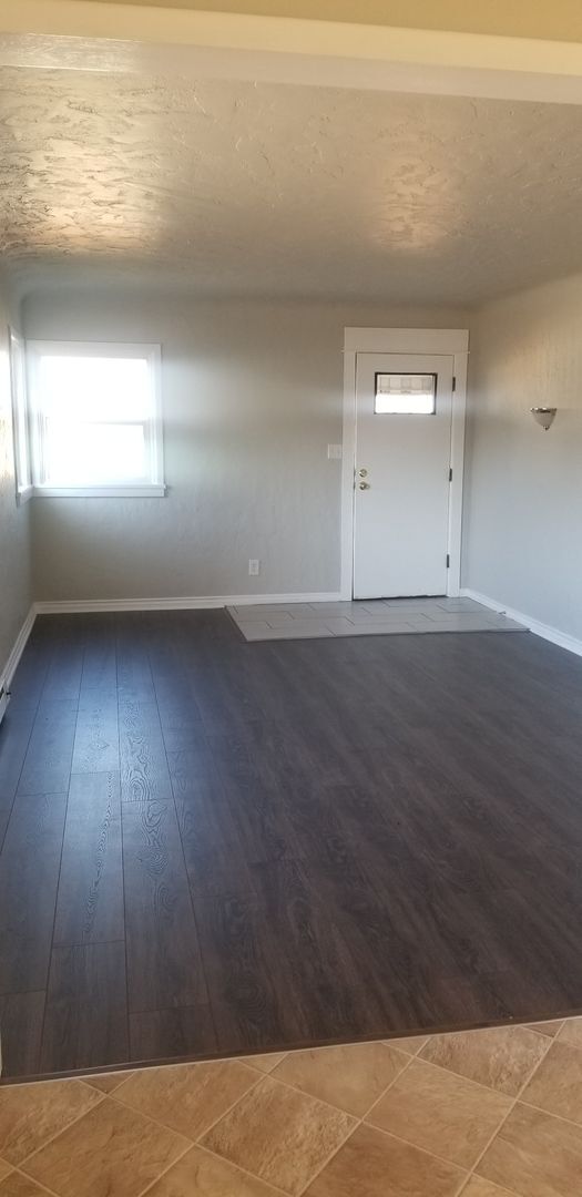 Building Photo - Very nice 1 bed 1 bath house on Columbia