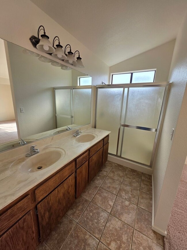 Building Photo - ***New Listing*** 3 Bedroom 2 Bath home in SW Visalia!!! Yard Care Included!