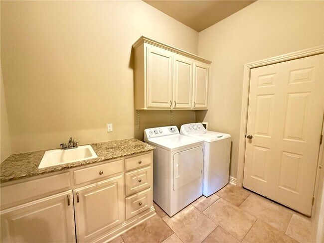 Building Photo - 609 N Tournament Dr
