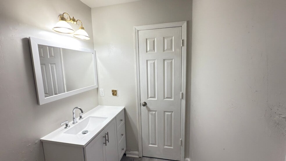 Building Photo - 210 Cuddles Ct