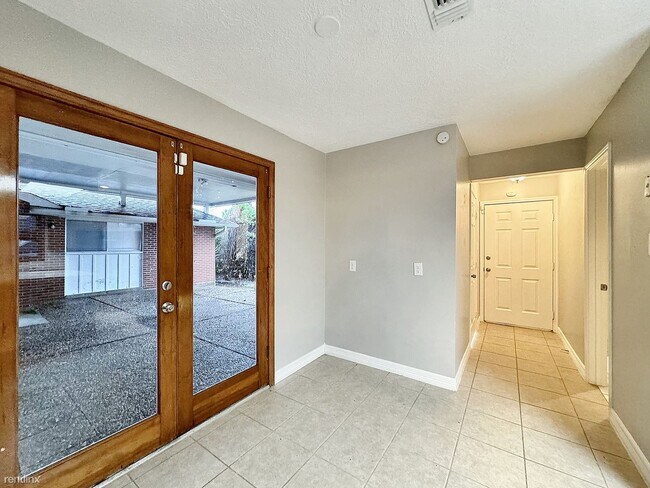 Building Photo - 3 br, 3.5 bath House - 4807 Country Club Vw