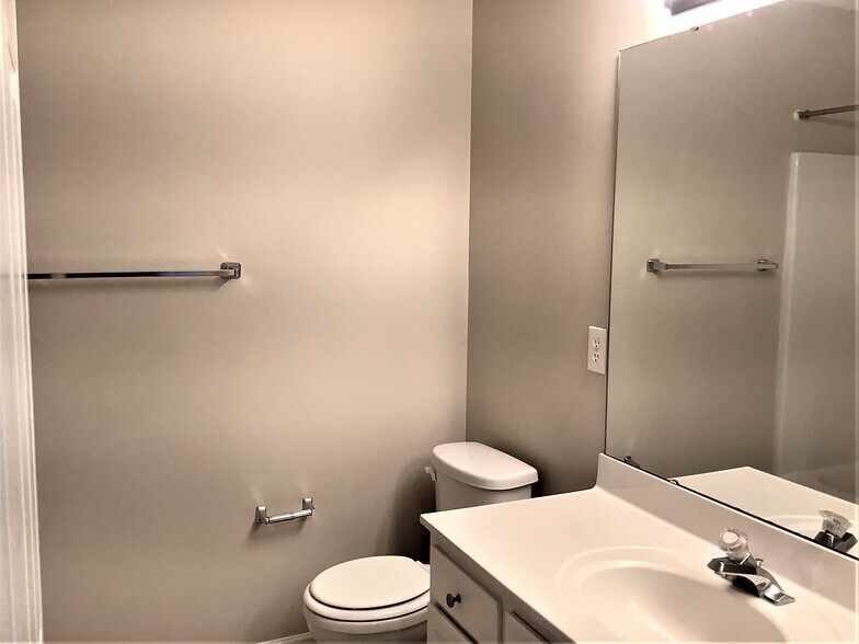 Building Photo - 818 Laurel Meadows Pkwy