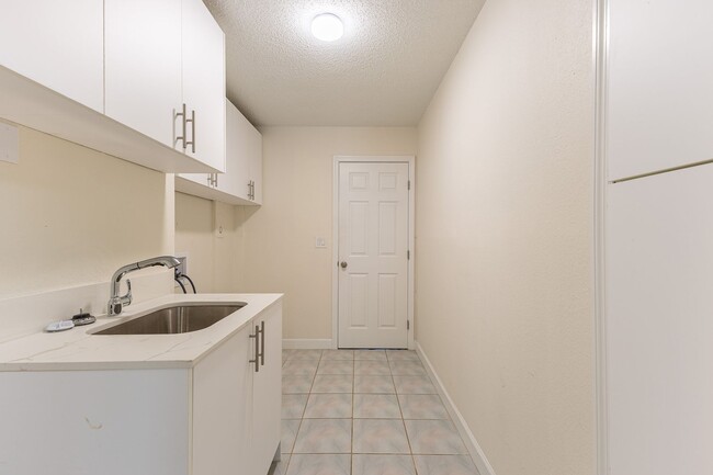 Building Photo - 5316 SW 8th Pl