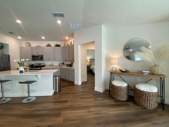 Building Photo - *1000 OFF 1ST MONTH FREE* Spacious 4 Bed, ...