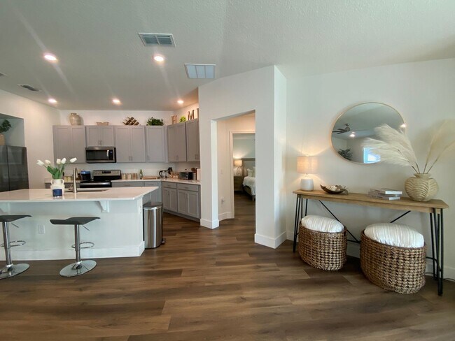 Building Photo - Spacious 4 Bed, 2 Bath Home Backing to Pre...