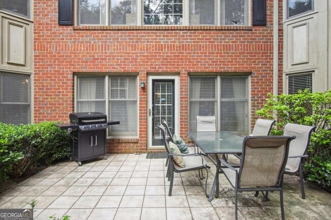 Building Photo - 4 Plantation Dr NE