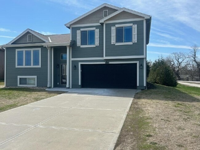 Building Photo - 4 Bedroom In Prime Elkhorn Location!!
