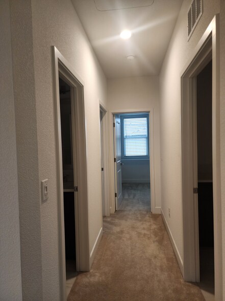 Building Photo - 337 W Phelps Dr