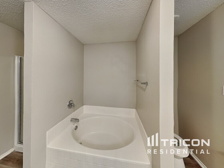Building Photo - 210 Vivian Dr