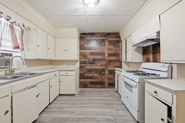 Building Photo - NA - "141 Ambroise St"