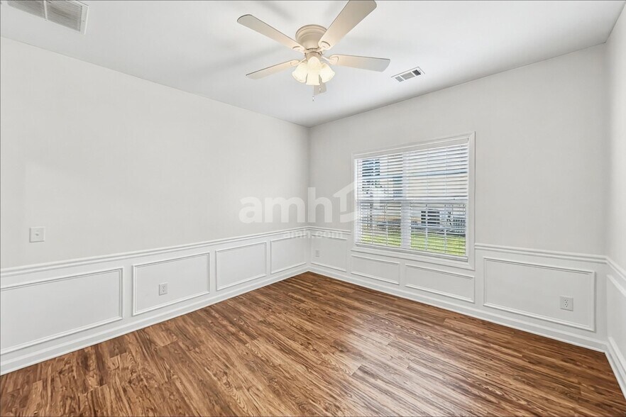 Building Photo - 131 Village Dr