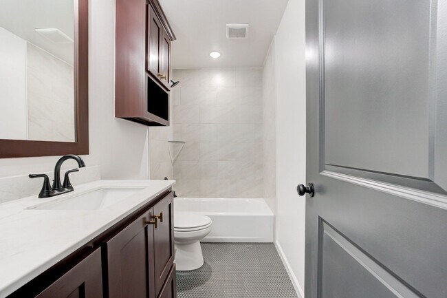 Building Photo - Brand New Home In Mustang!