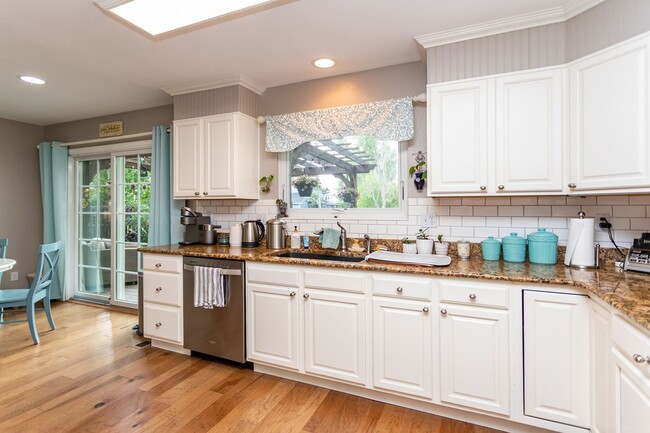 Building Photo - Charming Monument Retreat with  Private Ba...