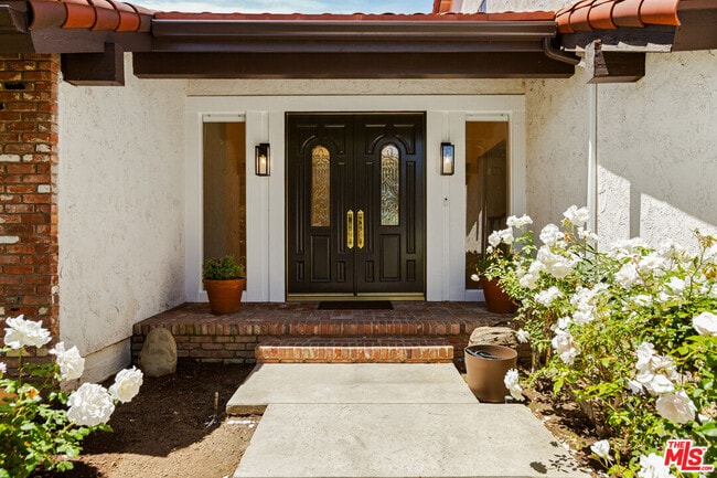 Building Photo - 4933 Collett Ave