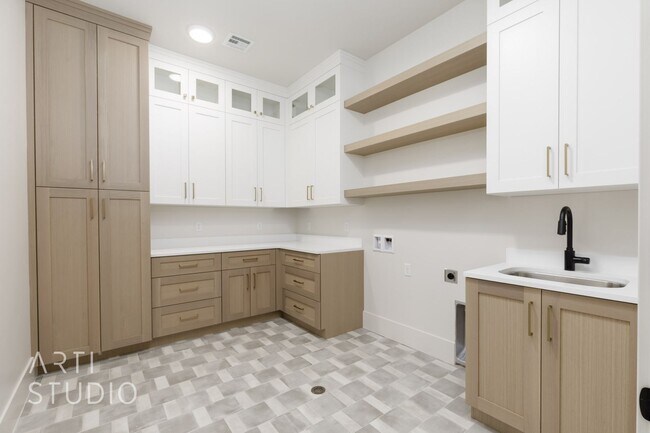 Building Photo - BRAND NEW Gorgeous 6 bed 7 bath with Pool ...