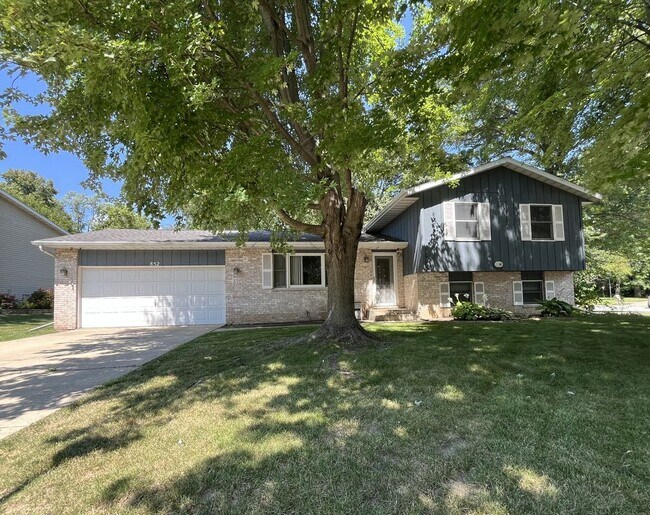 Primary Photo - 852 Burr Oak Dr