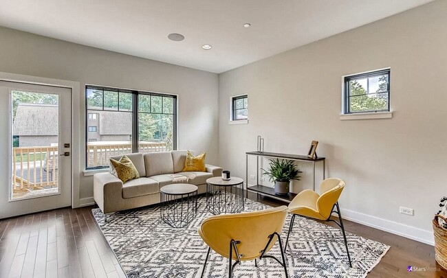 Building Photo - Luxurious 3 bed 3 bath townhome in Glen Ellyn