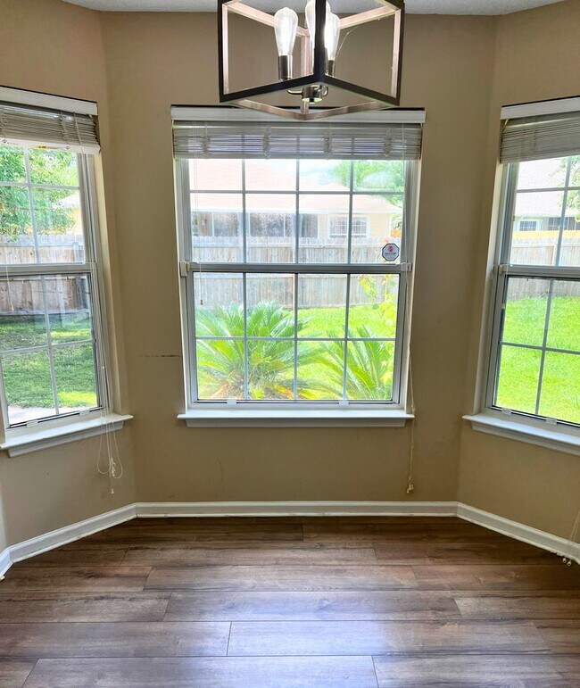 Building Photo - Charming 4/2 with fenced in yard