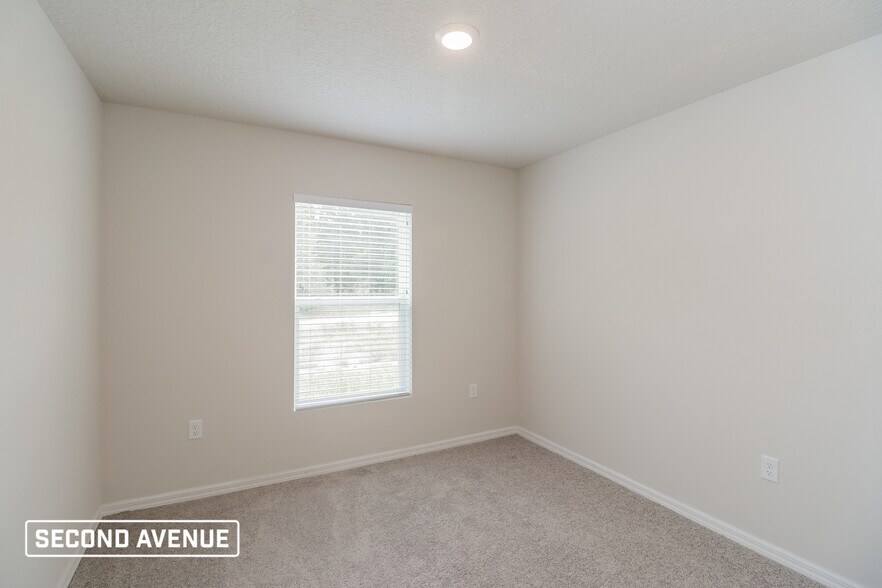 Building Photo - 6690 N Roland Dr