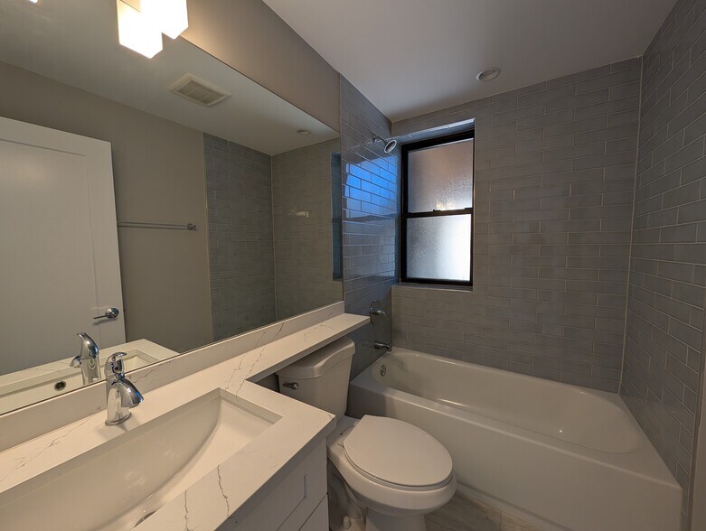 Building Photo - 3935 N Janssen Ave