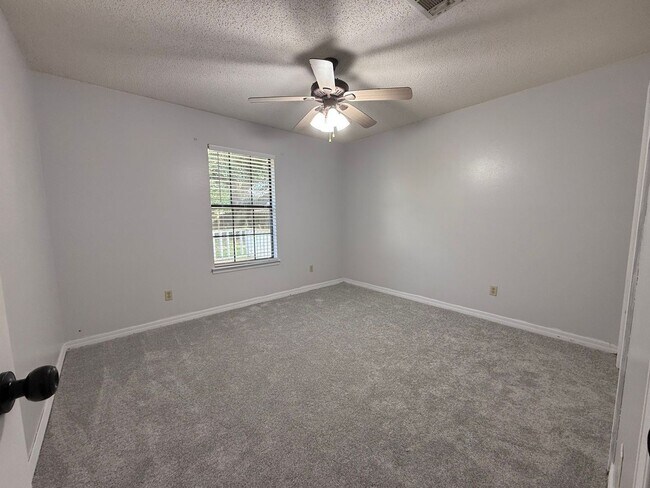 Building Photo - Gulf Breeze - Paradise Bay - 3 bedroom, 2 bathroom w/ lawn care included