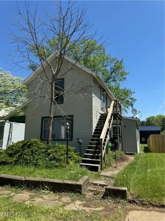 Building Photo - 722 John St