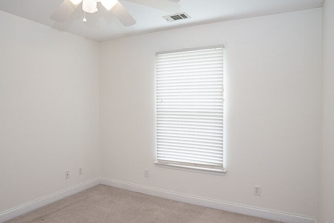 Building Photo - Three Bedroom House with Gated Backyard