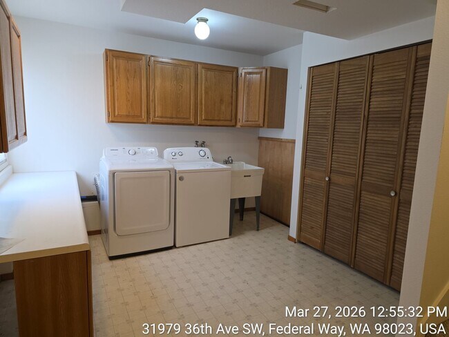 Building Photo - Twin Lakes life on a golf course -4 level home -  4 bedroom 2.5 bathroom with 2 car garage - Move...