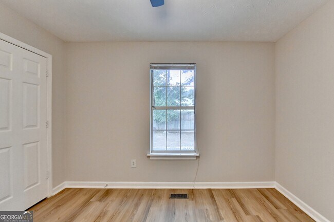 Building Photo - 2115 Glynmoore Dr