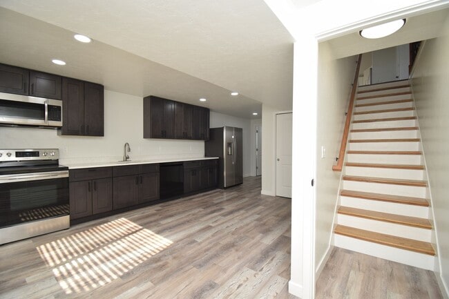 Building Photo - Newly Remodeled Magna Gem with New Appliances & Easy Freeway Access!!