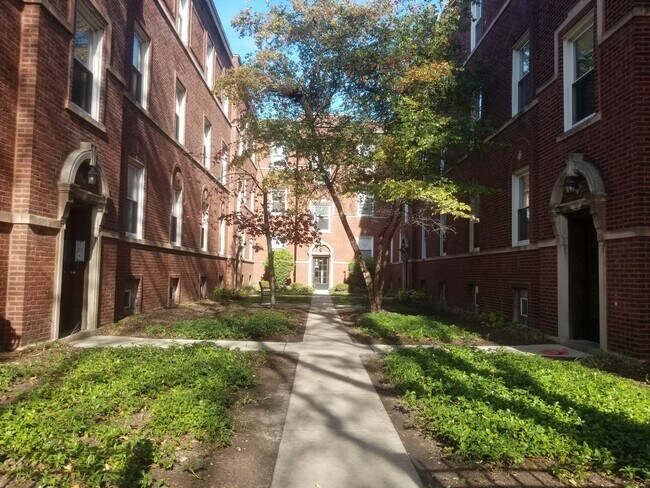 Building Photo - 2132 W Berteau Ave