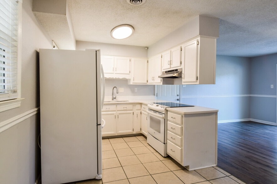 Building Photo - 5691 Briarwood Dr