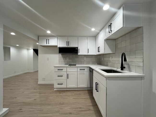 Building Photo - Large NW Portland Home Near Shops & Restaurants with Finished Basement & Bay Windows