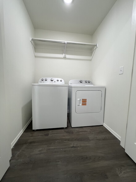 Building Photo - 1018 S Benchmark Ln