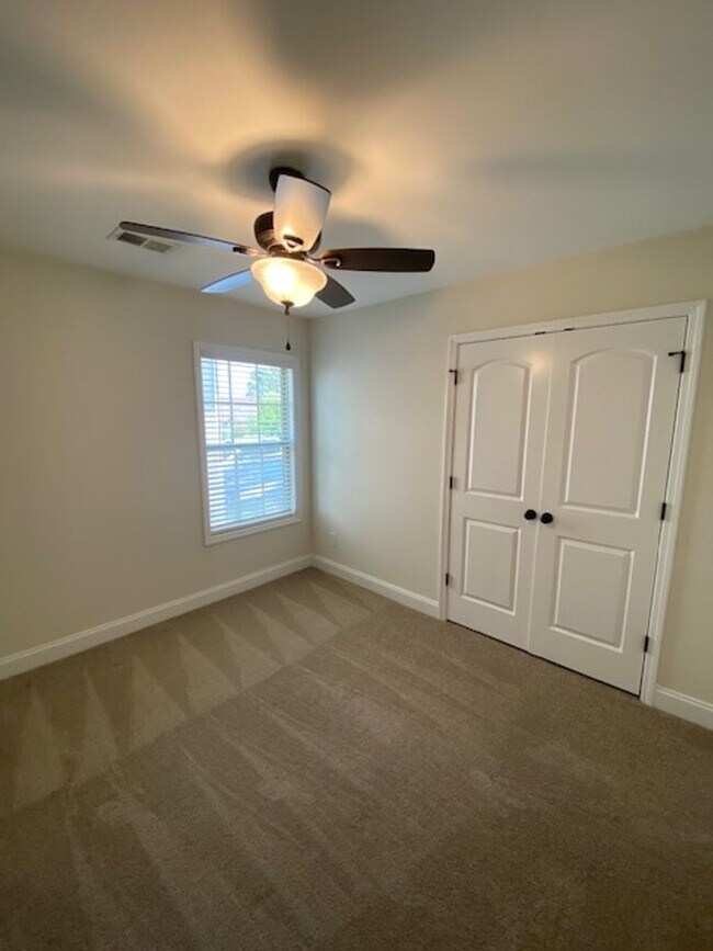 Building Photo - 3 Bedroom 2 Bath home in LEXINGTON.
