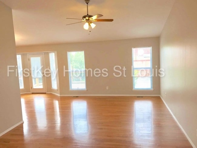 Building Photo - 14 Rivermeadows Dr