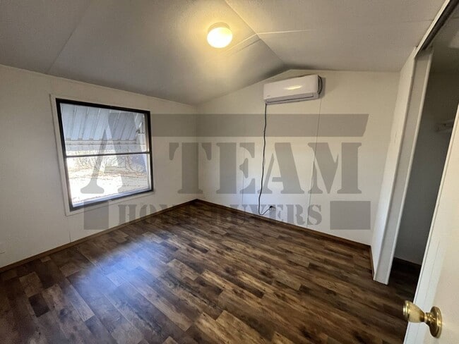 Building Photo - Cozy 2-bedroom, 1.5-bathroom home