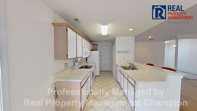 Building Photo - Spacious 3 BD/3 BA Home with Open Floorpla...