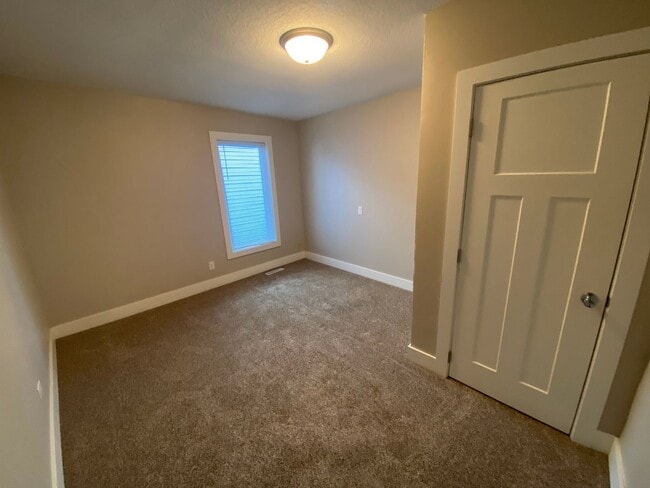 Building Photo - 4 Bedroom Home just 3 minutes from downtown!