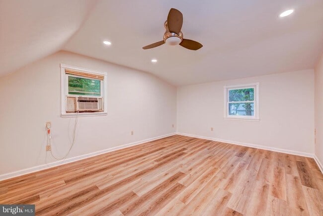 Building Photo - 402 Larchwood Ave