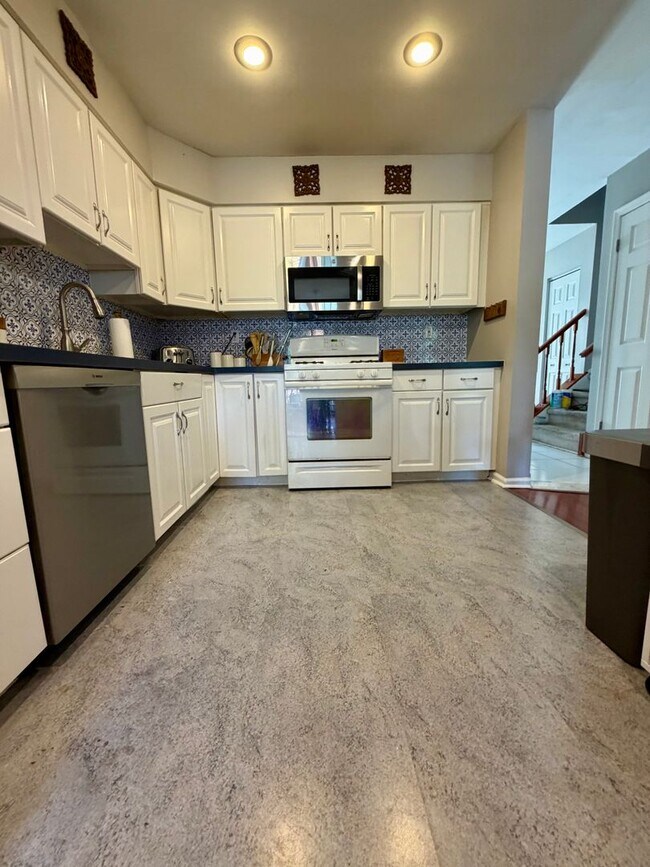 Building Photo - Stunning 3-Bedroom Townhome Nestled in Andorra Woods! Available mid-August!
